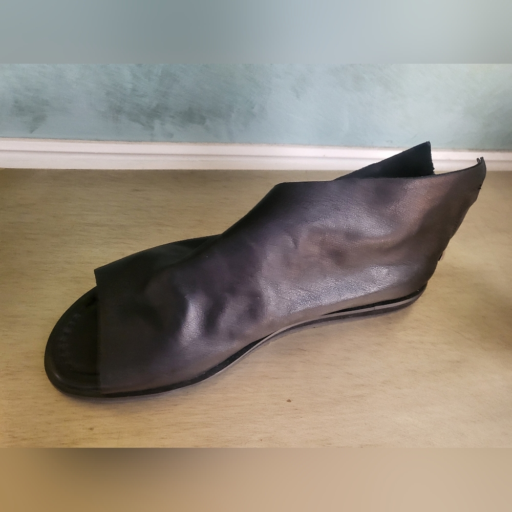 Black Leather Open-Toe GOLO Sandals Size 7-7.5